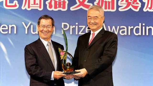 2013年王伯元（右）獲潘文淵獎，由前副總統蕭萬長（左）親自頒贈，表彰王伯元對臺灣高科技產業的貢獻。（中磊電子提供）