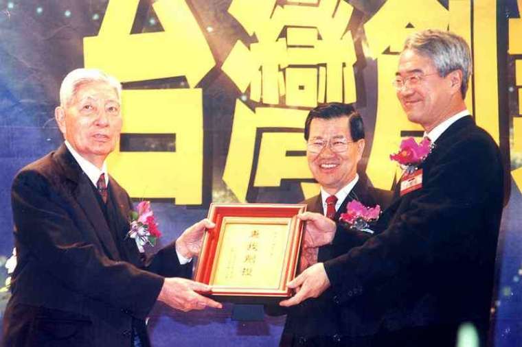 創投公會15周年慶祝酒會，理事長王伯元（右）頒贈李國鼎資政（左）「創投終身成就獎」。中為前副總統蕭萬長先生。（中磊電子提供）