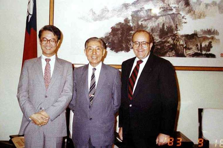 王伯元先生（左）、李國鼎資政（中）與行政院科技顧問 Bob Evans（右）合影。（中磊電子提供）