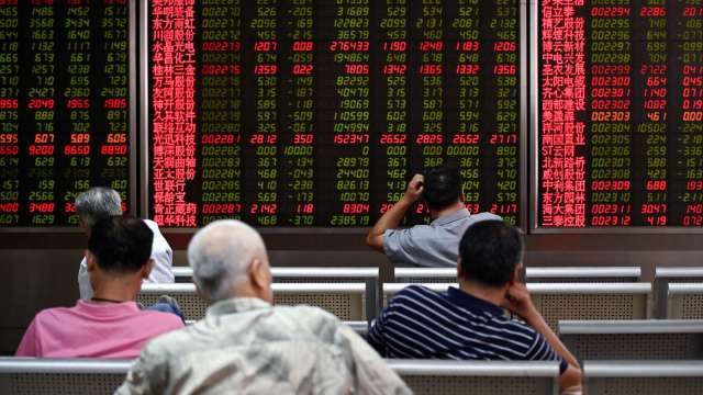 中國「清零」引發民怨，A股三大指數走低。(圖: AFP)