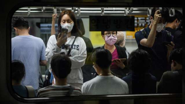 繼卡車司機之後，首爾地鐵工人也從今日起罷工。(圖:AFP)