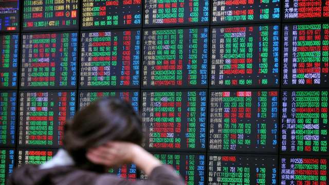 台股甩尾飛越前高 外資大買202億元 三大法人合買170億元。(圖:AFP)