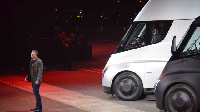 歷時五年！特斯拉正式向百事可樂交付首批Semi電動卡車 (圖：AFP)