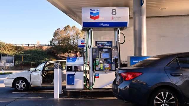 AAA：美國汽油價格持續下跌 已落至俄烏戰爭爆發以前的水準(圖片：AFP)