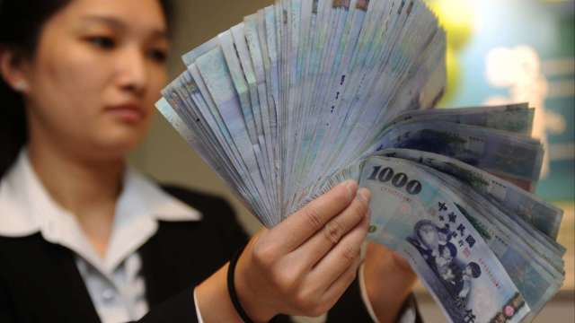 亞幣大跳水，新台幣急貶逾1.8角，失守30.6元關卡。(圖：AFP)