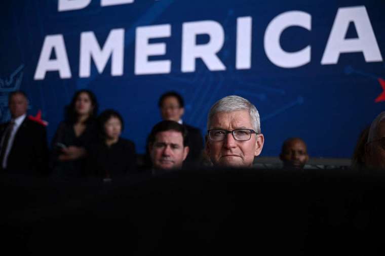 蘋果執行長庫克參加台積電亞利桑那州新廠的上機典禮 (圖片：AFP)