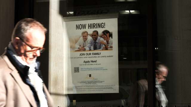 美国上周初领失业金人数升至23万人 续领失业金人数超预期(图片：AFP)(photo:CnYes)