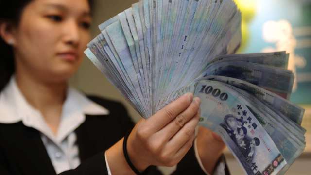 〈台幣〉先升後貶收30.625元 成交量低迷。(圖：AFP)