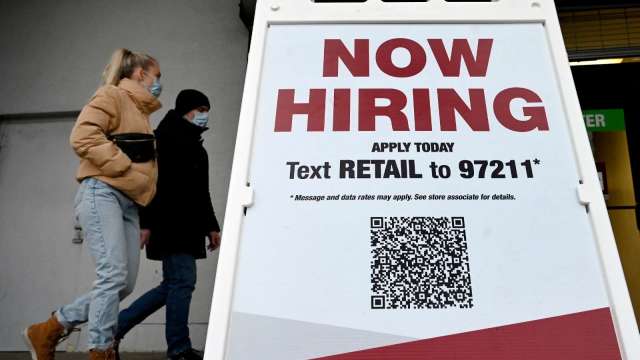 美国上周初领失业金人数意外下滑至21.1万人 创9月以来新低(图片：AFP)(photo:CnYes)