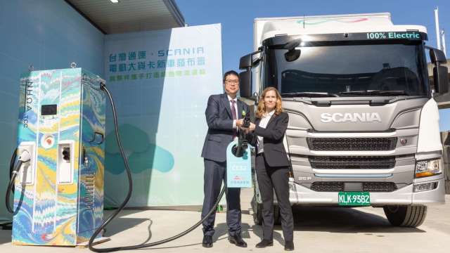 台泥旗下台灣通運攜手Scania Taiwan共同宣布，亞太首輛電動大貨車正式在台灣掛牌啟用。(圖：台泥提供)