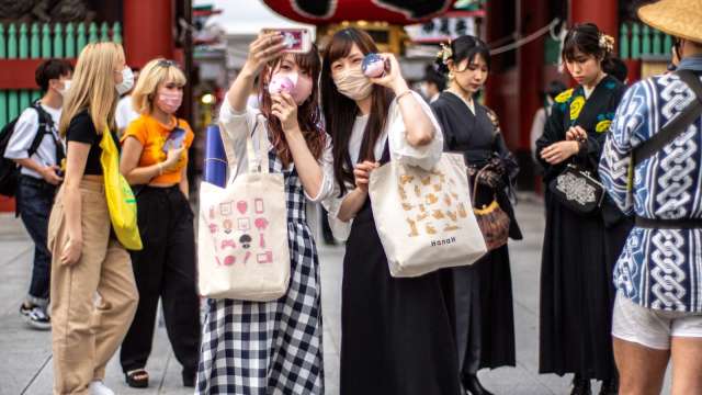 日本百货公司免税销售超越疫情前水准。(图: AFP)(photo:CnYes)