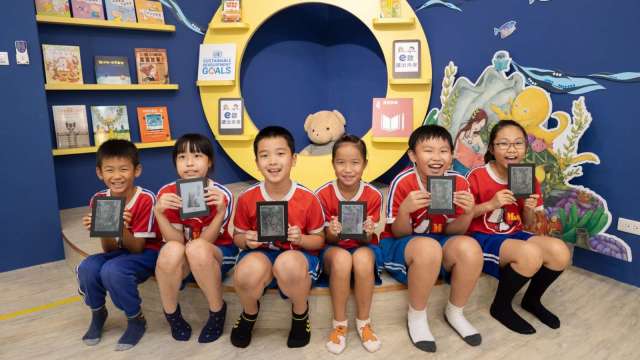 「e啟讀出未來」專案首度捐贈彩色電子書閱讀器，運用彩色電子紙的類紙顯示特性，提供學童視覺友善的數位閱讀體驗。(元太提供)