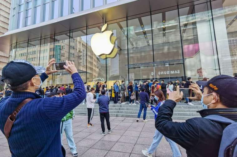 TrendForce 下調 2022 年 iPhone 14 系列出貨量後,蘋果市值僅剩 2 兆美元 (圖片:AFP)