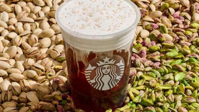 星巴克限时销售开心果奶泡冷萃咖啡。（图：AFP）(photo:CnYes)