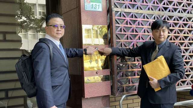 泰山董事詹皓鈞(右)今日在律師陪同下，赴台北地檢署遞狀。(圖：泰山提供)