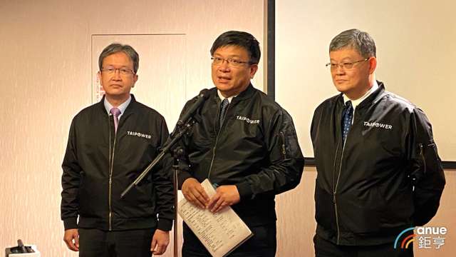 左起為台電總經理王耀庭、代理董事長曾文生、發言人吳進忠。(鉅亨網記者劉韋廷攝)
