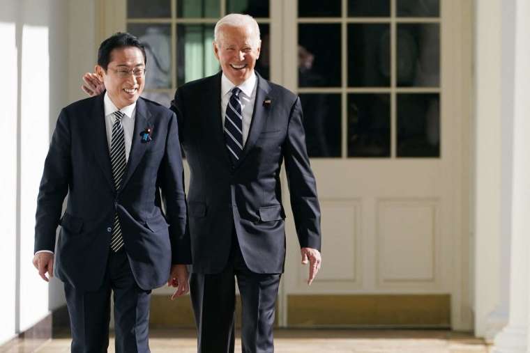 美國總統拜登週五於白宮橢圓辦公室與日本首相岸田文雄舉行雙邊會談 (圖片：AFP)