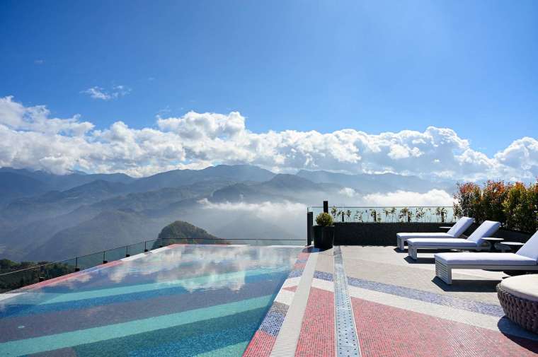 阿里山英廸格酒店頂樓的阿里山第一座高空無邊際泳池。(圖：阿里山英廸格酒店提供)