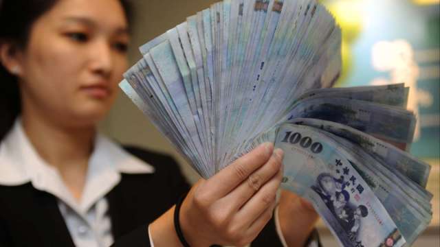 〈台幣〉熱錢再戰2字頭 股匯齊揚一度升抵29.995元。(圖：AFP)