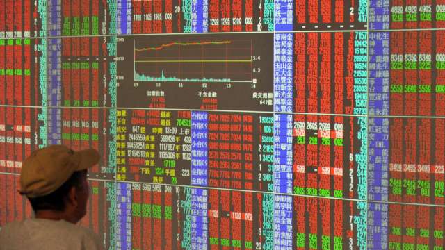台股站上15500點 外資連13日狂買 三大法人買超237.11億元。(圖：AFP)