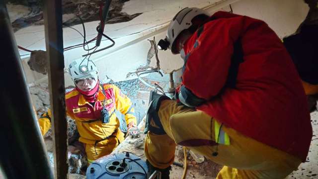 臺北市搜救隊在土耳其地震災區協助救援。(圖：臺北市搜救隊臉書)