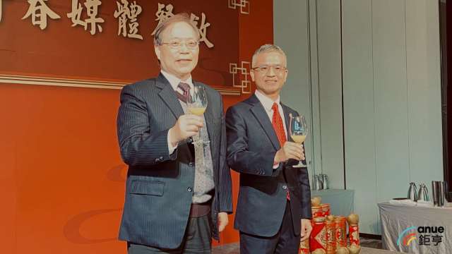 左為中華電董事長謝繼茂，右為總經理郭水義。(鉅亨網記者沈筱禎攝)