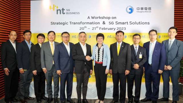 數位化策略轉型與5G智慧解決方案研討會，右六為泰國NT總裁Sanpachai Huvanandana、左五為中華電國際分公司總經理吳學蘭。(圖:中華電提供)