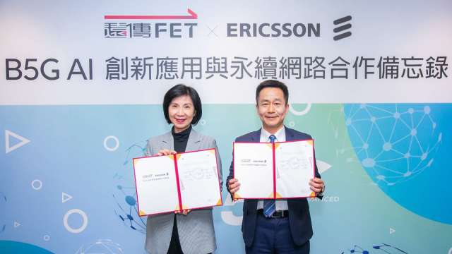 遠傳與愛立信簽訂B5G AI永續網路MOU，由遠傳總經理井琪(圖左)、台灣愛立信總經理周大企(圖右)代表簽署。(圖:遠傳提供)