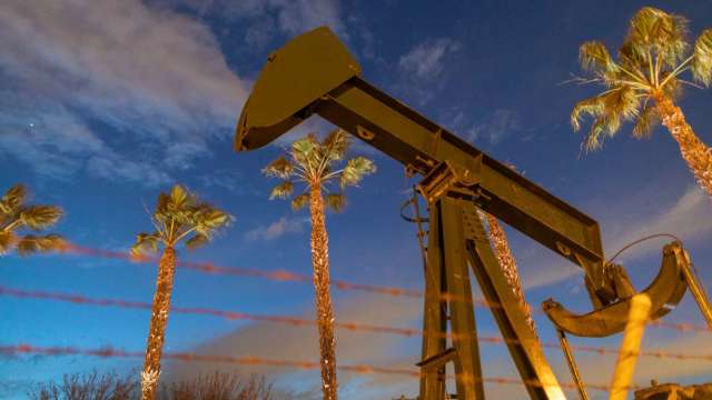 阿联官员否认出退出OPEC  国际油价由跌转涨(图片：AFP)(photo:CnYes)