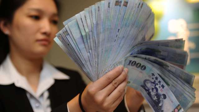 〈台幣〉熱錢瘋狂回流亞洲 強升逾1.6角叩關30.6字頭。(圖：AFP)