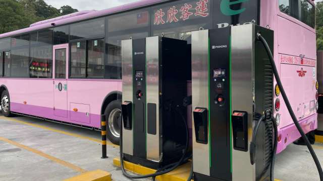 北市首座電動公車充電站啟用 導入飛宏快充充電樁（圖：台北市政府）
