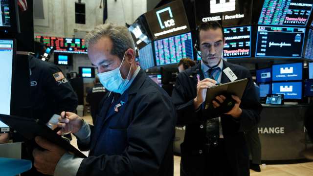 銀行股東倒西歪 部分投資人仍看到買進機會 (圖片:AFP)