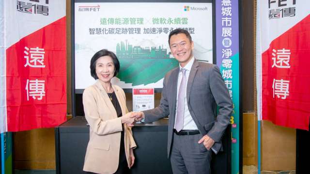 遠傳總經理井琪(左)與台灣微軟總經理卞志祥(右)宣佈推出企業碳盤查服務。(圖:遠傳提供)