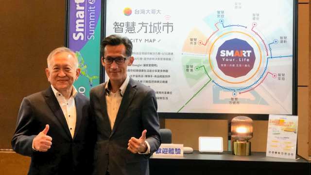 圖右為台灣大企業用戶事業群新創服務發展處副總王寶慶、左為電腦公會總幹事杜全昌。(圖:台灣大提供)