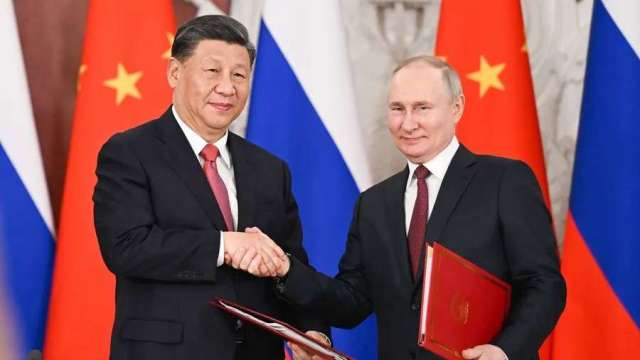 中俄簽經濟合作聯合聲明，力拚2030年前大幅提高兩國貿易額。（圖：新華社）