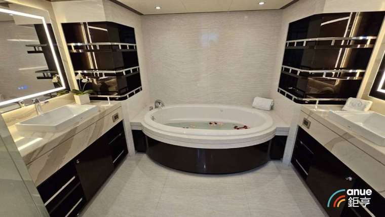 東哥遊艇最貴的2500萬美元遊艇，主臥室內設有按摩浴缸。(鉅亨網記者王莞甯攝)