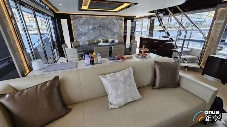 東哥遊艇最貴的2500萬美元遊艇，設有客廳和餐廳，以及專屬廚房。(鉅亨網記者王莞甯攝)