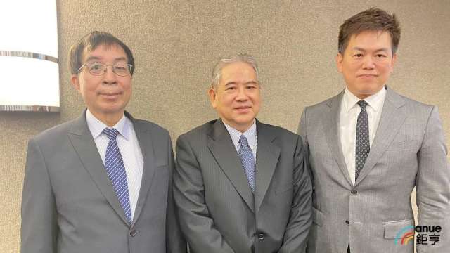 左至右為王子製藥原料藥事業部副總蘇萬雄、董事長李啓達、原料藥事業部總經理王國華。(鉅亨網記者沈筱禎攝)