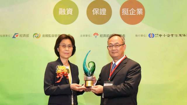 經濟部主秘陳怡鈴(左)頒發促進政策推動獎予台灣企銀總經理張志堅(右)。(圖：台企銀提供)