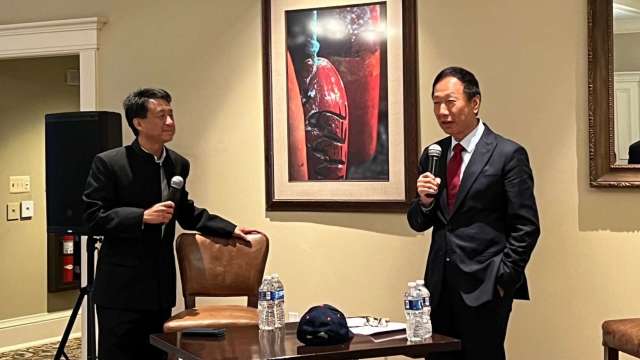 鴻海創辦人郭台銘(右)出席華府地區玉山科技協會晚宴。(圖：郭台銘辦公室提供)