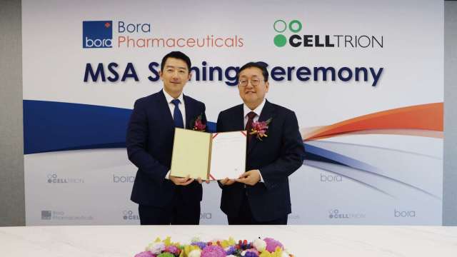 保瑞董事長盛保熙(圖左)與Celltrion APAC CEO SHINJAE CHANG共同簽署合約。(圖:保瑞提供)