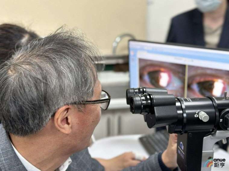 新竹馬偕紀念醫院眼科主任蔡裕棋使用最新儀器為病患看診。(鉅亨網記者魏志豪攝)