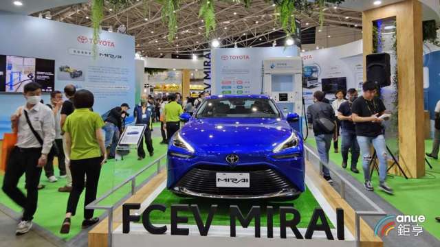 TOYOTA最新氫能電動車 MIRAI於台北智慧移動展亮相。(鉅亨網記者王莞甯攝)