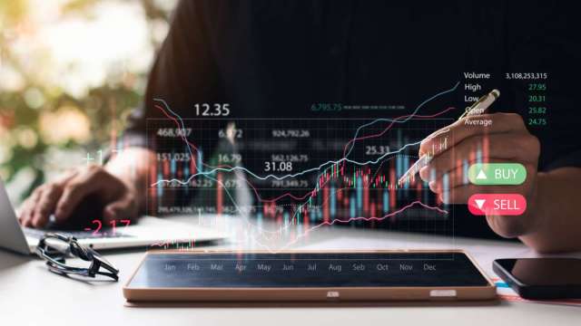 台股挫逾百點 外資終止連4買 三大法人賣超125.88億元。(圖：Shutterstock)