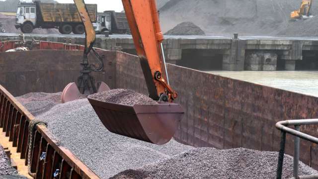〈商品報價〉傳中國本月底將限產粗鋼 鐵礦砂價格跌逾1%。(圖:shutterstock)