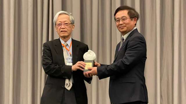 信驊董事長林鴻明獲頒ERSO Award。(圖:業者提供)