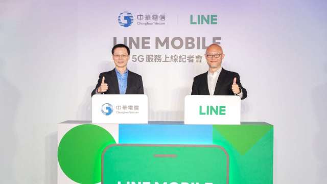 圖左為中華電信個人家庭分公司總經理蘇添財，右為LINE台灣執行長陳立人。(圖:業者提供)