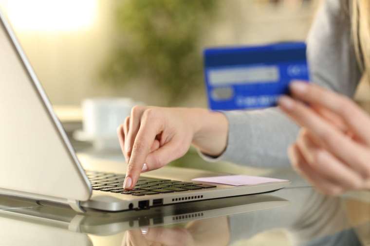 隨著美國經濟降溫，消費者拖欠卡費和貸款的情況增加。(圖:Shutterstock)