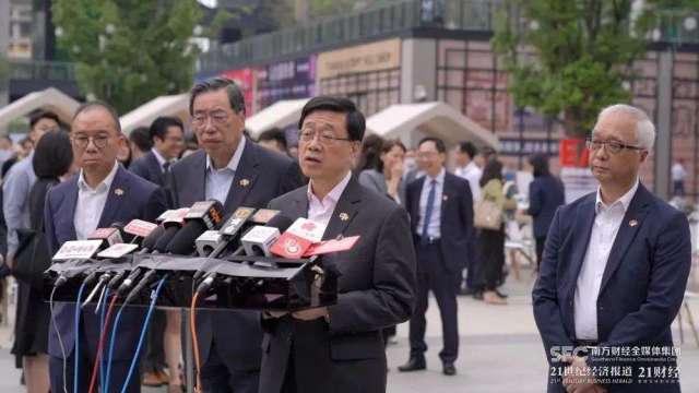 香港特區行政長官李家超帶領的大灣區訪問團，上周六來到深圳前海深港青年夢工廠。（圖：21世紀經濟報導）