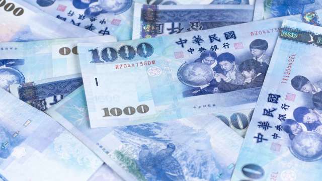 〈台幣〉資金續流出 連8貶收30.725元 創1個半月新低。(圖：shutterstock)